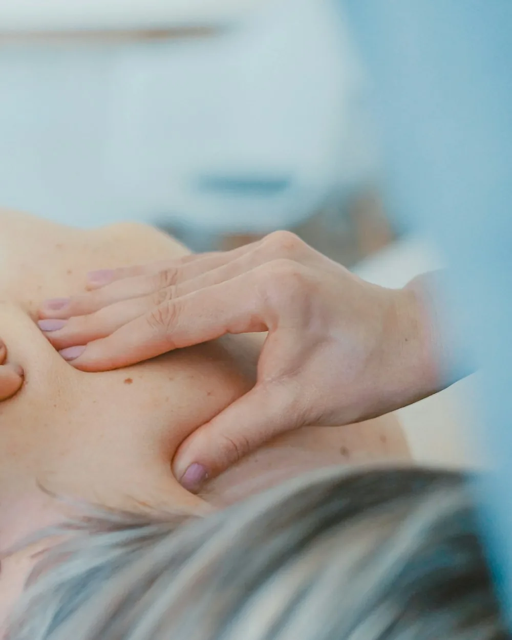 Detailaufnahme einer Massagebehandlung im Wellnessbereich